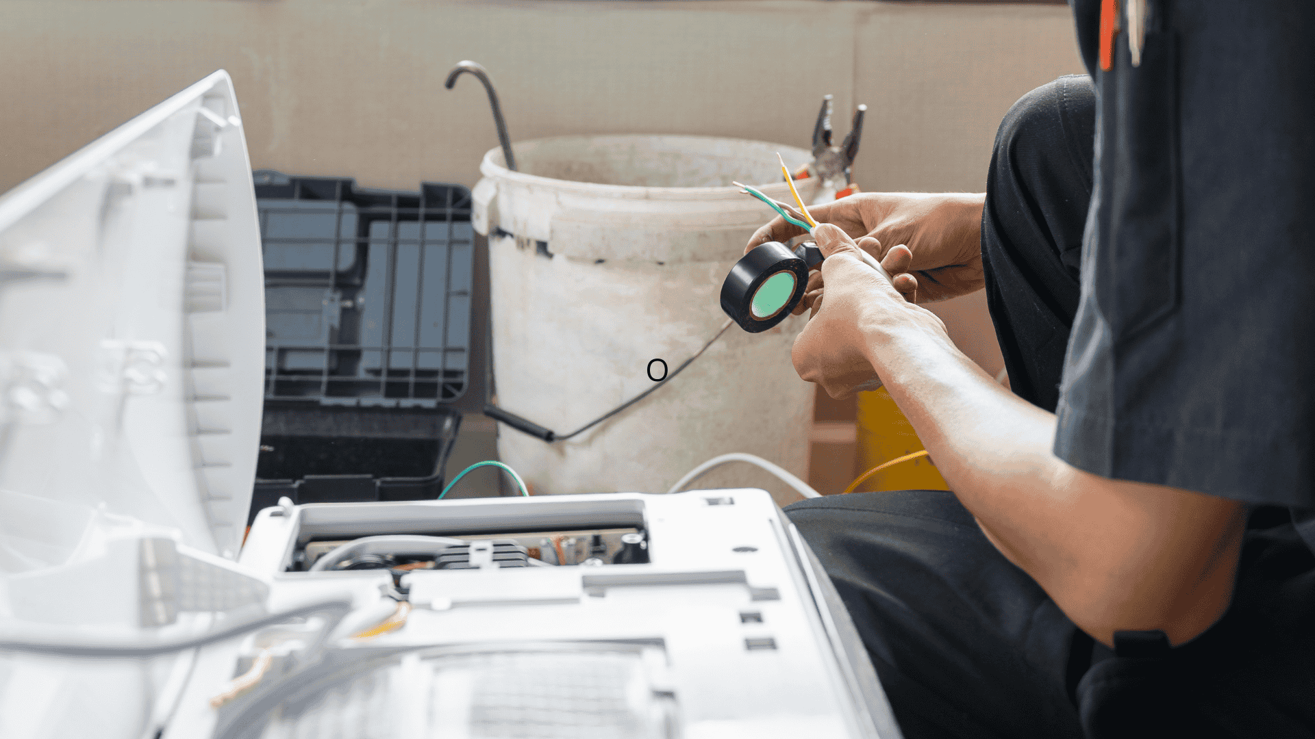 mies huoltamassa vuotavaa ilmalämpöpumppua