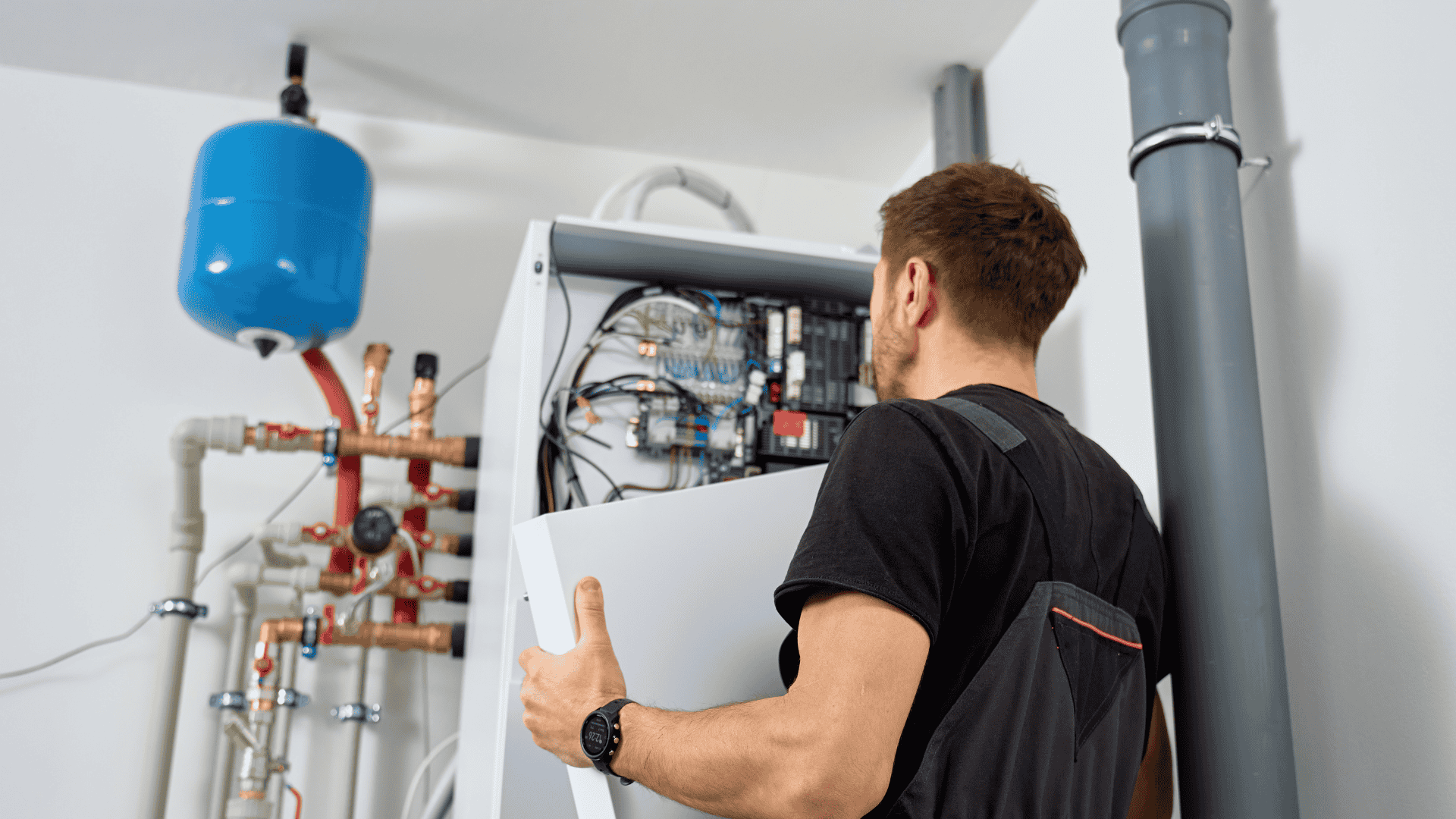 blogikuvitus malp asennus - Lämpökumppanit Mies asentamassa maalämpöpumpun sisäyksikköä